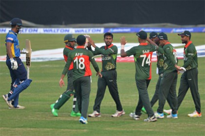 মিরাজের ঘূর্ণিতে চাপে শ্রীলঙ্কা

