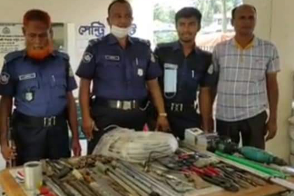 চোরের বাড়ি থেকে ডাকাতির বিপুল পরিমাণ অস্ত্র উদ্বার!