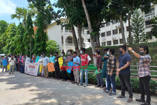 শিক্ষাপ্রতিষ্ঠান খোলার দাবিতে কুবি শিক্ষার্থীদের মানববন্ধন