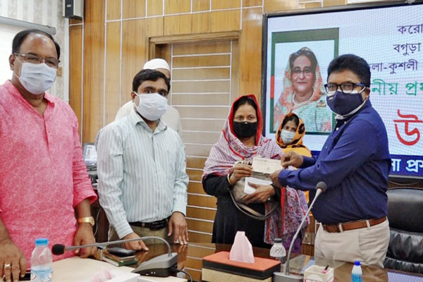করোনায় ক্ষতিগ্রস্ত বগুড়ার ২০১ জন সাংস্কৃতিক
কর্মীকে উপহার প্রদান