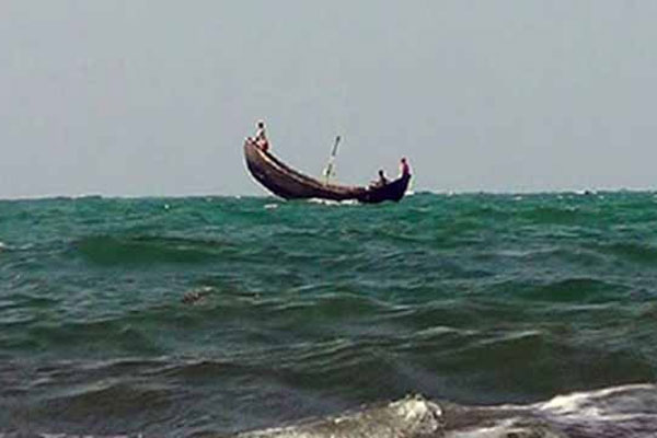 ঘূর্ণিঝড় ইয়াসে উত্তাল সাগর, মাছ ধরার ট্রলার ফিরছে উপকূলে