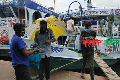 
স্বাস্থ্যবিধি মেনে লঞ্চে যাতায়াত করতে পেরে খুশি যাত্রীরা