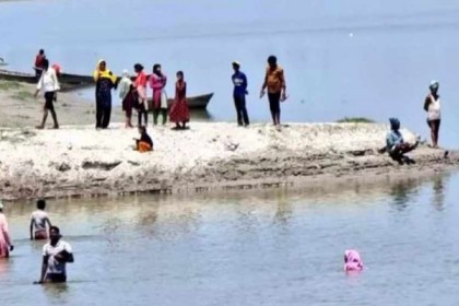 নদীতে ঝাঁপ দিলেন করোনা টিকা নিতে অনিচ্ছুক গ্রামবাসী