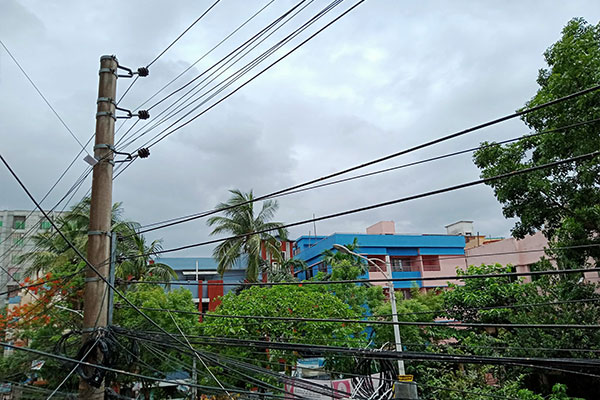 ঘূর্ণিঝড়ের প্রভাবে খুলনায় দমকা বাতাস, মেঘাচ্ছন্ন আকাশ 