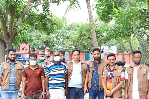 গাজীপুরে ডিবি পুলিশ পরিচয়ে ট্রাক ভর্তি গরু-মহিষ ছিনতাই, গ্রেফতার ২