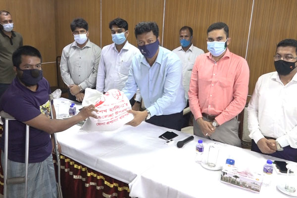 ৩৩৩ থেকে ফোন পেয়ে বরিশালে ২ শতাধিক
অসহায় মানুষকে খাদ্য সহায়তা 