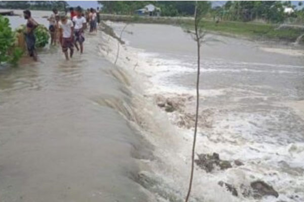চরফ্যাসনে ঝড়ো বাতাস, থেমে থেমে বৃষ্টি, পানিবন্দি ৩০ হাজার মানুষ