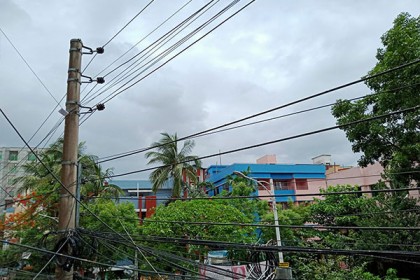 ঘূর্ণিঝড়ের প্রভাবে খুলনায় দমকা বাতাস, মেঘাচ্ছন্ন আকাশ 