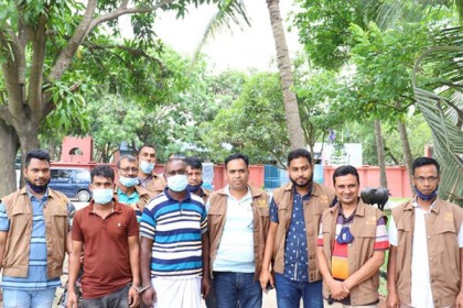 গাজীপুরে ডিবি পুলিশ পরিচয়ে ট্রাক ভর্তি গরু-মহিষ ছিনতাই, গ্রেফতার ২