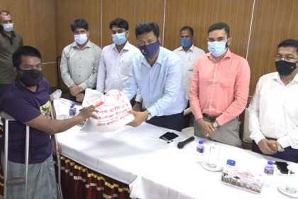৩৩৩ থেকে ফোন পেয়ে বরিশালে ২ শতাধিক
অসহায় মানুষকে খাদ্য সহায়তা 