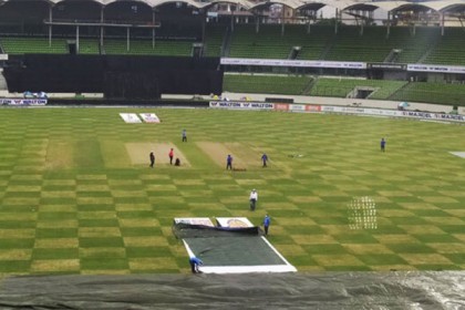 বৃষ্টির কারণে খেলা আপাতত বন্ধ

