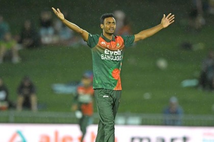 অভিষেকে শরিফুলের ‘প্রথম শিকার’ লঙ্কান অধিনায়ক

