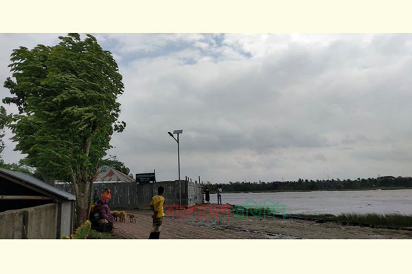 ইয়াসের প্রভাবে খুলনার উপকূলে ঝড়ো বাতাস, ভয় জোয়ারে