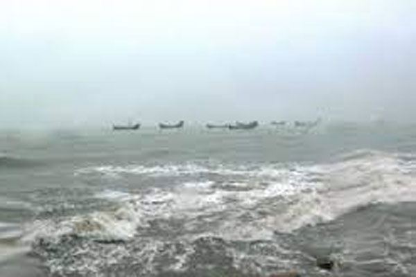 ঘূর্ণিঝড় ইয়াসে উত্তাল মেঘনায় নৌকাডুবি, ১১ জেলে উদ্ধার