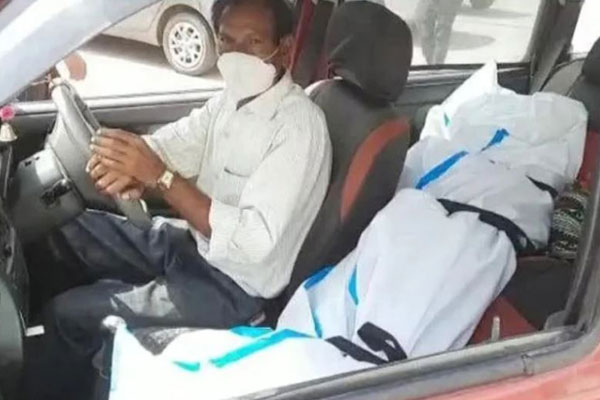 হৃদয়বিদারক, গাড়ির সিটবেল্টে মেয়ের লাশ বেঁধে ৮৫ কিমি পাড়ি দিলেন বাবা!