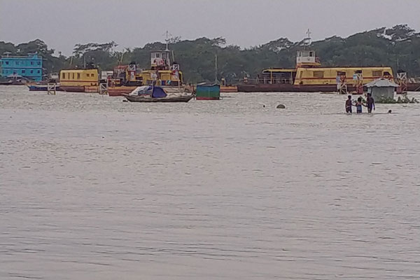 ইয়াসের প্রভাবে গলাচিপায় সড়ক যোগাযোগ বিচ্ছিন্ন