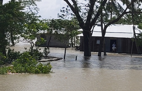 ভোলায় মেঘনার পানি বিপদসীমার উপরে, ডুবে গেছে প্রায় ৩০ চর
