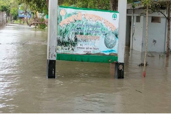 সুন্দরবনের দুবলার চর ও করমজল তলিয়ে গেছে 

