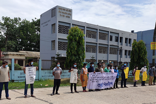 ক্যাম্পাস খোলার দাবিতে বাকৃবিতে মানববন্ধন