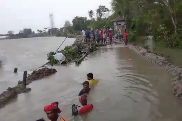 বাগেরহাটে বাঁধ ভেঙে ২০০ পরিবার পানিবন্দি