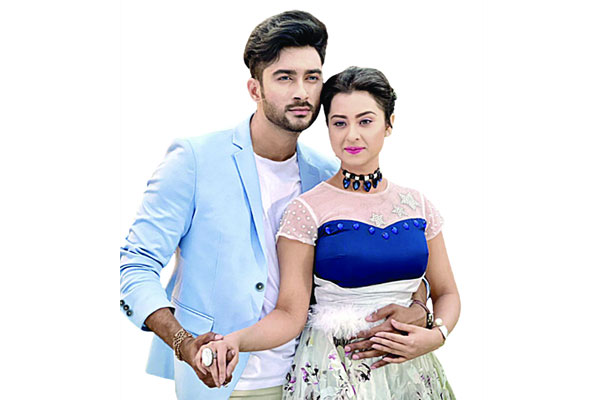 পিছিয়ে গেলেন বুবলী-রোশান