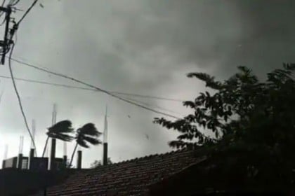 কলকাতায় টর্নেডোর আশঙ্কা! ঘর থেকে বের না হওয়ার অনুরোধ