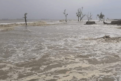 ইয়াসের প্রভাবে পতেঙ্গায় বেড়িবাঁধ দিয়ে ঢুকছে জোয়ারের পানি