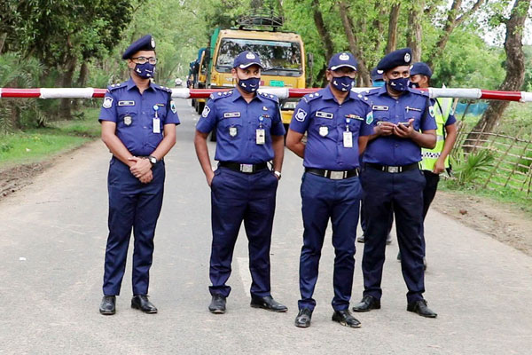 করোনা সংক্রমণ ঠেকাতে নওগাঁ-চাঁপাইনবাবগঞ্জ সীমান্তে সতর্ক অবস্থানে প্রশাসন