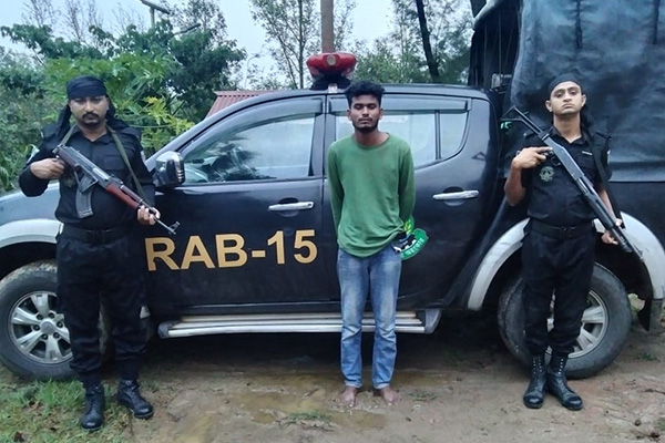 টেকনাফে ইয়াবাসহ মাদক ব্যবসায়ী আটক