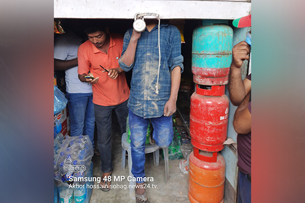 নোয়াখালীতে ব্যবসায়ীকে হত্যা করে দোকানে ঝুলিয়ে রেখেছে দুর্বৃত্তরা