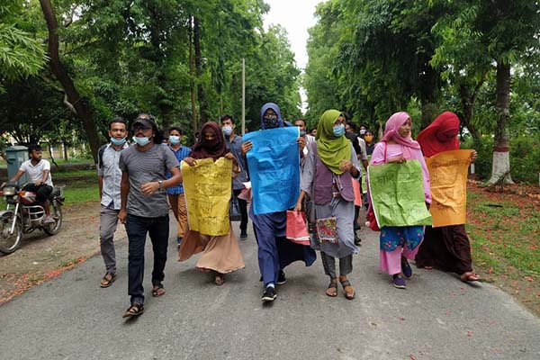 ক্যাম্পাস খোলার দাবিতে ইবিতে সমাবেশ
