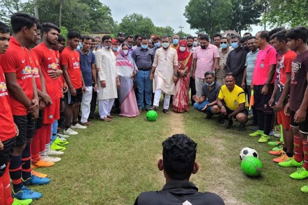 লালপুরে বঙ্গবন্ধু গোল্ডকাপ ফুটবল টুর্নামেন্টের উদ্বোধন