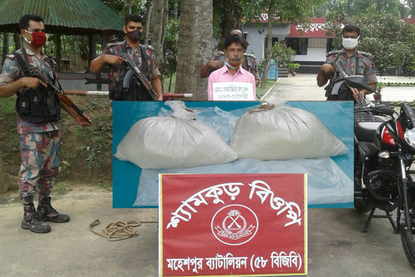 মহেশপুর সীমান্ত থেকে মাদকসহ চোরাকারবারি আটক 

