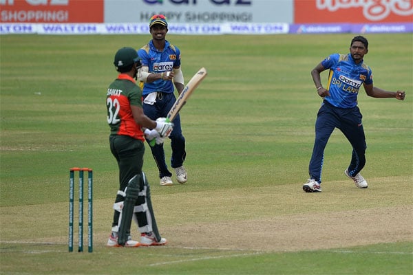 ব্যাটিং বিপর্যয়ে বাংলাদেশ
