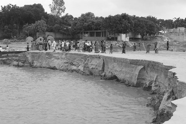 পাঁচ ঘণ্টায় পদ্মায় বিলীন ২০০ মিটার এলাকা