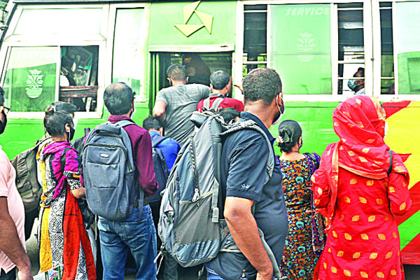গণপরিবহনে শিকেয় উঠেছে স্বাস্থ্যবিধি