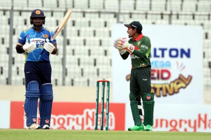 আবারও আঘাত হানলেন তাসকিন, ফিরলেন মেন্ডিস