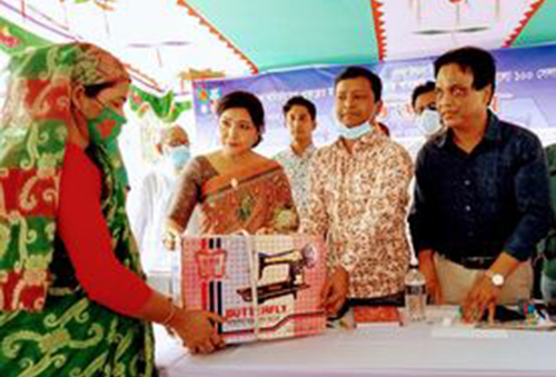 টঙ্গীতে দুস্থদের মাঝে সেলাই মেশিন বিতরণ