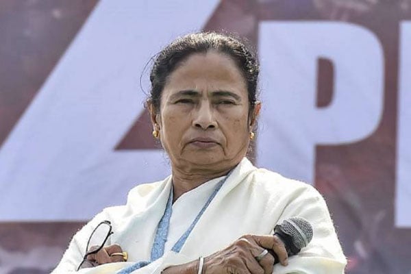 পশ্চিমবঙ্গের মুখ্যসচিবের বদলি নিয়ে কেন্দ্রকে তোপ মমতার