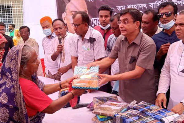 কালিয়াকৈরে জিয়াউর রহমানের মৃত্যবার্ষিকী উপলক্ষে বস্ত্র বিতরণ 