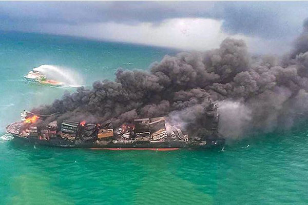 কার্গো জাহাজে আগুন: শ্রীলঙ্কায় চরম সামুদ্রিক পরিবেশ বিপর্যয়ের আশঙ্কা