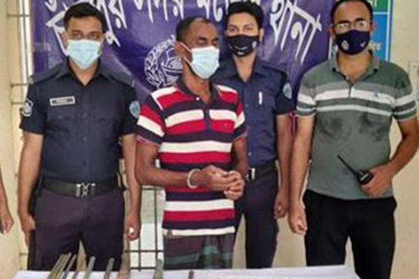 চাঁদপুরে অস্ত্রসহ ডাকাত আটক
