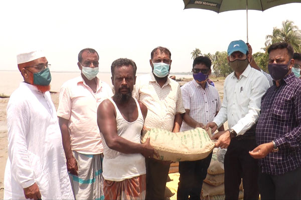ভোলায় ইয়াসে ক্ষতিগ্রস্তদের মাঝে
ত্রাণ বিতরণ
