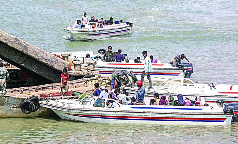 ঝুঁকি নিয়ে সাগর পাড়ি