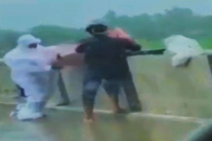 ভারতে কোভিডে মারা যাওয়া ব্যক্তির লাশ নদীতে ফেলার চেষ্টা (ভিডিও)

