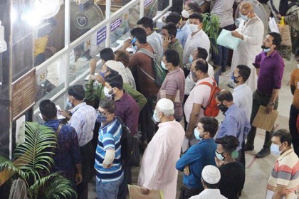 লকডাউনে ব্যাংক লেনদেনের নতুন সময়

