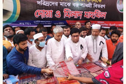 জিয়াউর রহমানের মৃত্যুবার্ষিকী উপলক্ষে যাত্রাবাড়ীতে দোয়া মাহফিল ও বস্ত্র বিতরণ

