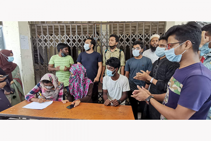 শিক্ষাপ্রতিষ্ঠান খোলার দাবিতে কুবির প্রশাসনিক ভবনে শিক্ষার্থীদের তালা