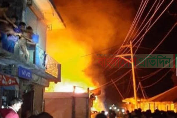 নাঙ্গলকোটে আগুনে পুড়ল ১৩ দোকান