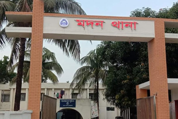 পুলিশের থেকে হাতকড়া লাগানো অবস্থায় পালিয়েছে গরু চুরির অভিযোগে আটক আসামি